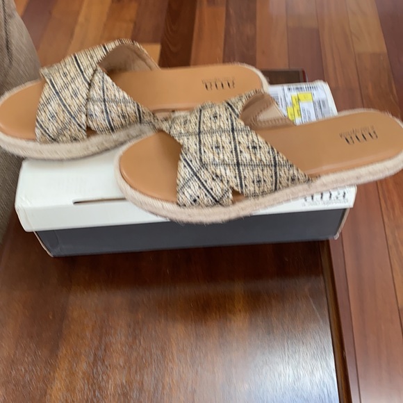 a.n.a Berkeley sandals - Picture 3 of 3